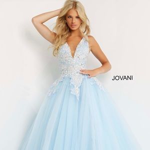 Stunning ballroom gown, perfect for prom, sweet sixteen or quinceaneras.